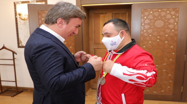 Altın madalyalı özel sporcu Hüseyin Dinç'ten Vali Aydoğdu'ya ziyaret