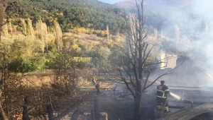 Amasya'da ahşap evde çıkan yangın ormanlık alana sıçramadan söndürüldü