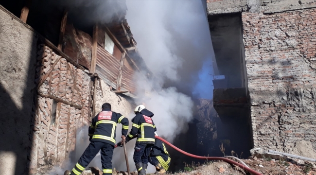 Amasya'da yangına müdahale eden itfaiye eri dumandan etkilendi