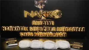 Antalya Havalimanı'nda valizlerinde uyuşturucu bulunan iki kişi yakalandı