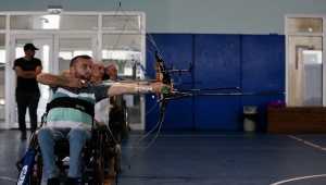 Antrenörlerinin hayatına dokunduğu engelli okçular, hedefi 12'den vurmak istiyor