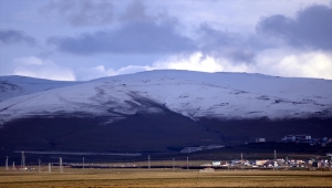 Ardahan'da kar ve tipi nedeniyle tır ve araçlar yolda kaldı