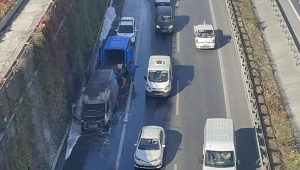 Bağcılar'da motoru alev alan kargo aracı kullanılamaz hale geldi