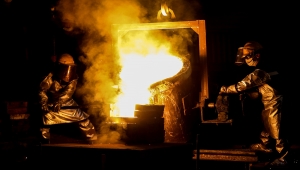 Bakan Varank, Sakarya'da ziyaret ettiği fabrikada kaynak yaptı