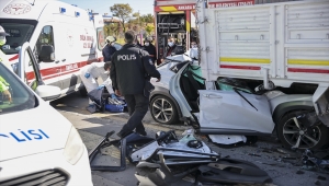 Başkentte otomobiliyle park halindeki kamyona çarpan doktor hayatını kaybetti