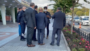 Belediye binası önüne beze sarılı ölü köpek bırakarak İBB'yi protesto etti 