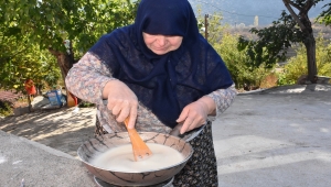 Bilecik'te düğünlerin lezzeti "nişasta helvası" geleneksel yöntemlerle hazırlanıyor