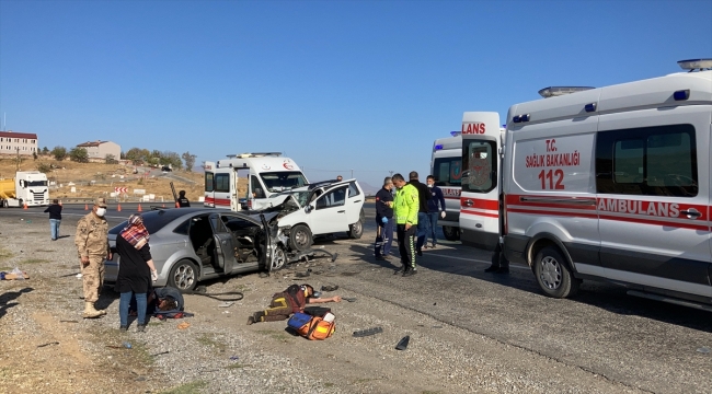 Bitlis'te 2 otomobilin çarpıştığı kazada 1 kişi öldü, 13 kişi yaralandı