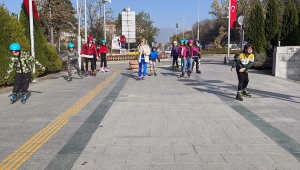 Bolu'da kayakçılar tekerlekli patenle antrenman yapıyor