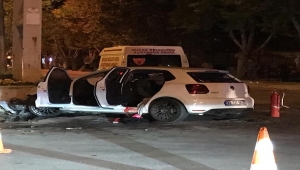 Burdur'da beton bariyere çarpan otomobildeki 2 kişi öldü, 4 kişi yaralandı