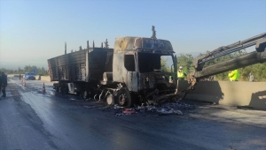 Bursa'da seyir halindeki tıra arkadan çarpan tır yandı