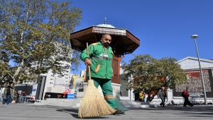Bursa'da temizlik işçisinin bulduğu içinde altın olan çanta sahibine verildi