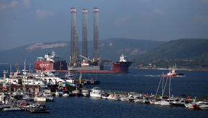 Dev platform taşıyan gemi Çanakkale Boğazı'ndan geçişine başladı