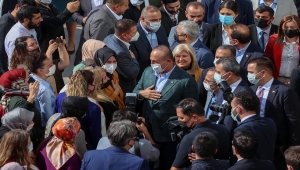 Dışişleri Bakanı Çavuşoğlu, AK Parti İzmir İl Başkanlığını ziyaret etti