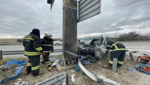 Edirne'de bariyerlere çarpan hafif ticari aracın sürücüsü yaralandı