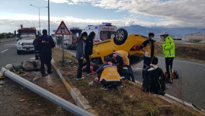 Erzincan'da devrilen taksideki 4 kişi yaralandı