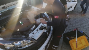 Erzincan'da kamyonetin motoruna sıkışan kediyi itfaiye kurtardı