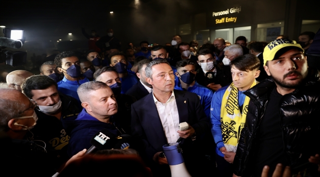 Fenerbahçe kafilesini Sabiha Gökçen Havalimanı'nda taraftarı karşıladı
