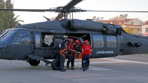 Fethiye'de kayalıklara düşen yamaç paraşütçüsü helikopterle kurtarıldı