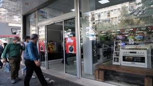 İran'da esnaf Güney Kore mallarına getirilen ithalat yasağının fiyatları artıracağı görüşünde