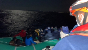 İzmir açıklarında Türk kara sularına itilen 27 düzensiz göçmen kurtarıldı