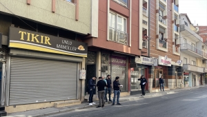 İzmir'de evde bıçaklanmış bulunan iki kişiden biri öldü