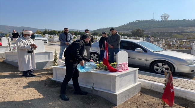 İzmir depreminde hayatını kaybedenler mezarları başında anılıyor 