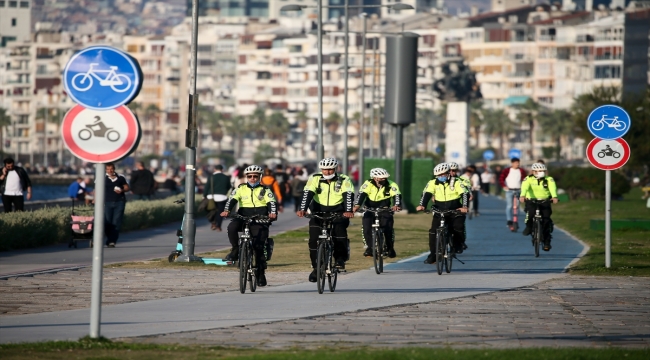 İzmir'in "Beyaz Kırlangıçları" bisiklet yollarının güvenliği için pedala bastı
