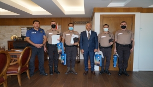 Kafeye silahla ateş açan kişiyi etkisiz hale getiren 4 bekçi ödüllendirildi
