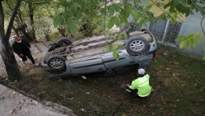Karabük'te evin bahçesine devrilen otomobildeki 2 kişi yaralandı