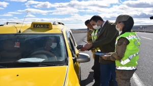 Kars'ta jandarma araç kullanırken telefonla konuşmayı önlemek için uygulama yaptı