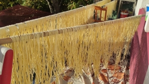 Kars'ta kadınlar kışlık eriştelerini imece usulüyle hazırlıyor