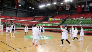 Karşıyakalı voleybolcular, meme kanseri farkındalığı için kadın doktorlarla maç yaptı