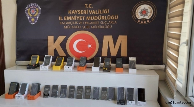 Kayseri'de bir arabada 24 adet kaçak cep telefonu ele geçirildi