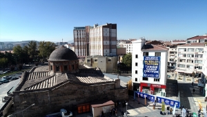 Kayseri'de tarihi kütüphanenin siluetini bozan 5 katlı binanın yıkımına başlandı