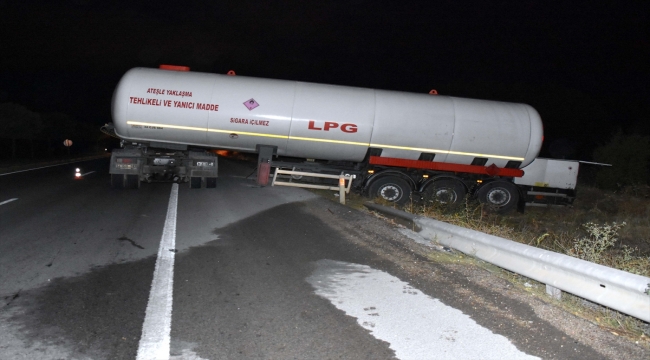 Kırıkkale'de makaslayan LPG yüklü tırın sürücüsü yaralandı