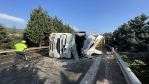 Kocaeli'de devrilen kamyonun sürücüsü yaralandı