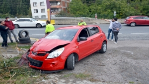 Kocaeli'de ters yöne giren otomobil panelvanla çarpıştı, 2 kişi yaralandı