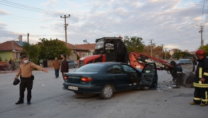 Konya'da otomobil ile iş makinesinin çarpışması sonucu 3 kişi yaralandı