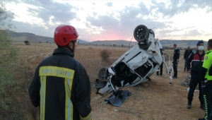 Konya'da yoldan çıkarak devrilen otomobildeki 2 kişi öldü,1 kişi yaralandı