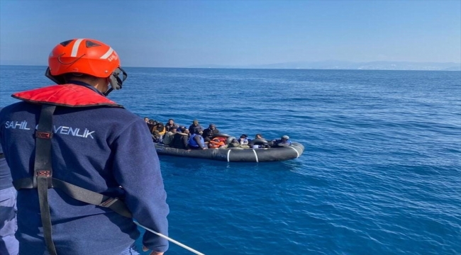 Kuşadası açıklarında Türk kara sularına itilen 53 düzensiz göçmen kurtarıldı