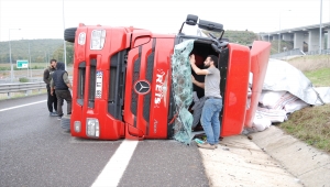 Kuzey Marmara Otoyolu'nda tır devrilmesi sonucu 2 kişi yaralandı