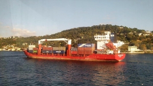 Makine arızası yapan yük gemisi İstanbul Boğazı'na demir attı