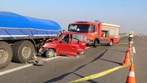 Manisa'da park halindeki tıra çarpan otomobilin sürücüsü öldü