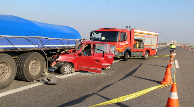 Manisa'da park halindeki tıra çarpan otomobilin sürücüsü öldü