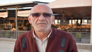 Manisa'da restoran sahibi, işletmesine gelen tilkileri elleriyle besliyor