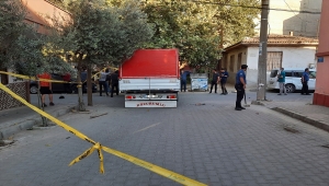 Manisa'da seyir halindeki kamyonete silahlı saldırıda 3 kişi yaralandı