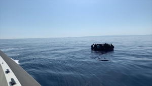 Marmaris'te Türk kara sularına itilen 75 düzensiz göçmen kurtarıldı