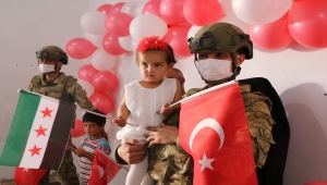 Mehmetçikten Barış Pınarı bölgesinin "Pınar" bebeğine doğum günü kutlaması