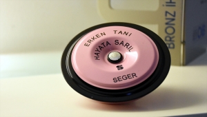 Meme kanserine dikkati çekmek için pembe araba kornası ürettiler